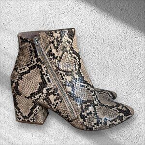 STEVE MADDEN Checkmate Side Zip Snake Print Ankle Boots Sz 7